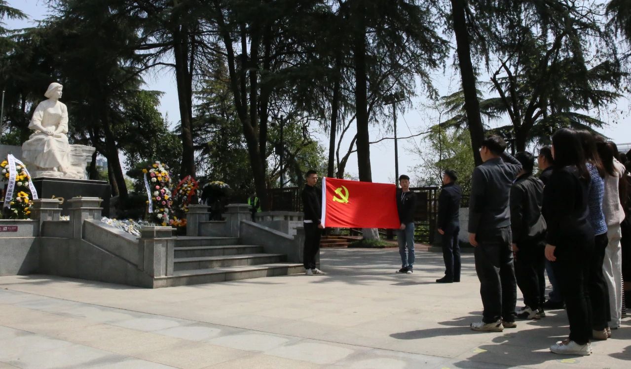 缅怀革命先烈 赓续红色精神丨悟空体育集团党委组织开展清明祭扫主题活动